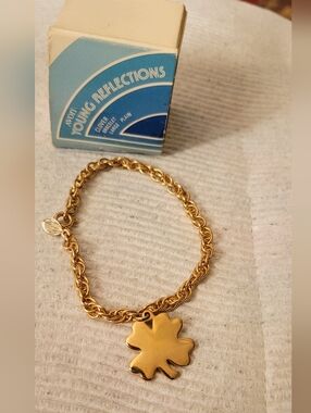 Vtg 1981 AVON Young Reflections Gold Tone 4 Leaf Clover Charm Chain Bracelet.